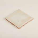 Loun blanc ivoire — fond beige lisse