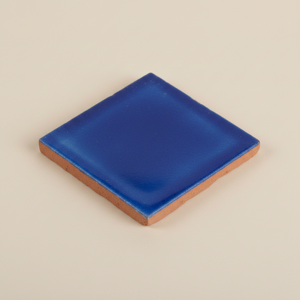 Loun bleu cobalt — fond beige lisse