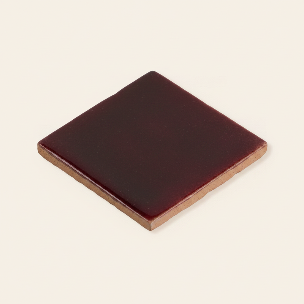 Loun bordeaux — fond beige lisse