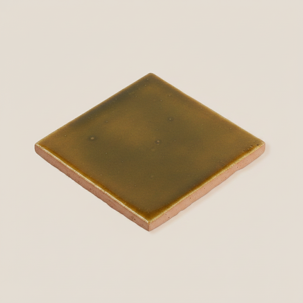 Loun olive doré — fond beige lisse